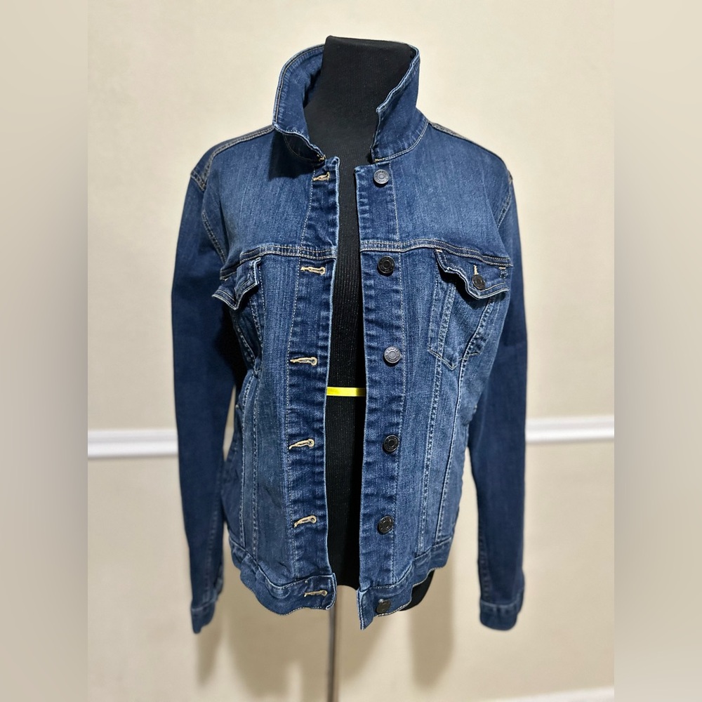 Gap jean jacket, no sign of wear, women’s Large, smoke free and pet free home